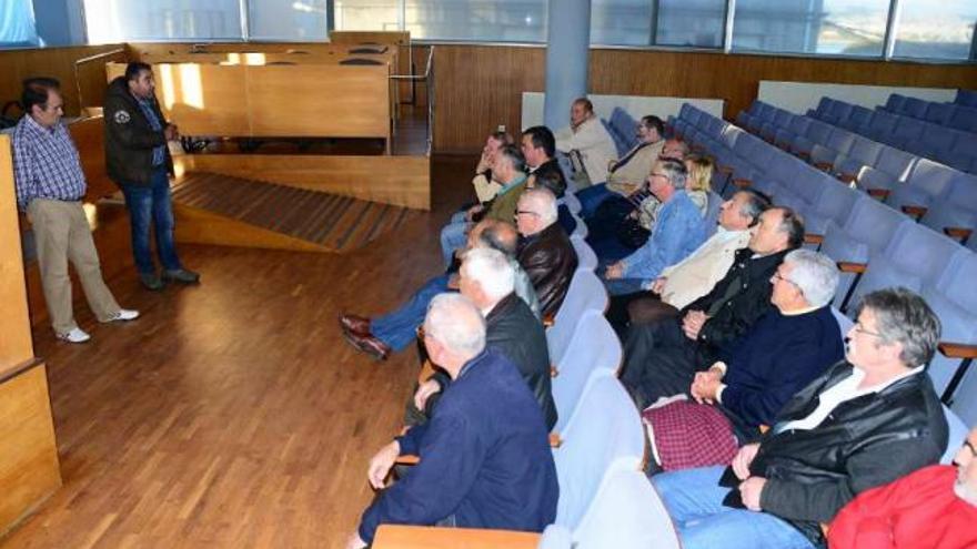 La reunión de ayer de las comisiones de fiestas de O Morrazo en el salón de plenos de Cangas.  // G.Núñez