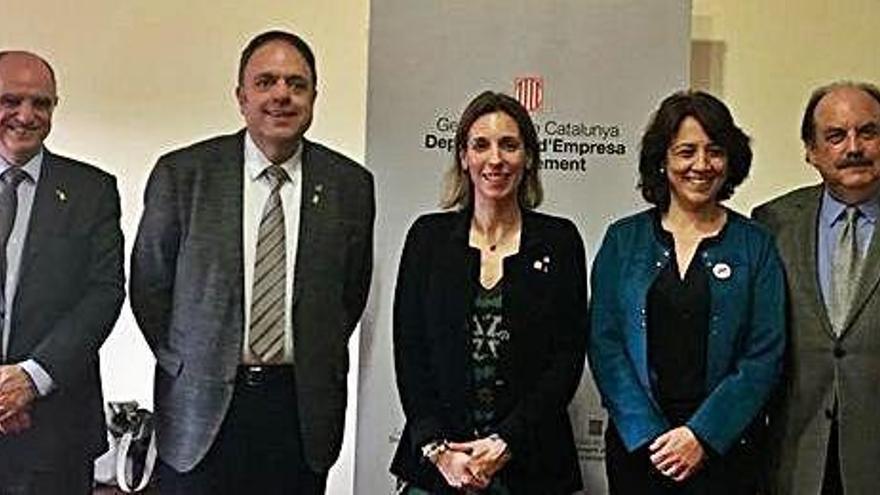 D&#039;esquerra a dreta, el secretari d&#039;Universitats, Francesc Xavier Grau; l&#039;alcalde de Manresa, Valentí Junyent; la consellera Àngels Chacón; l&#039;alcaldessa de Vic, Anna Erra; i el rector de la UVic-UCC, Josep-Eladi Baños