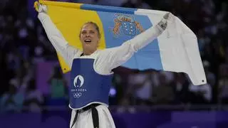 El motivo por el que la campeona húngara de Taekwondo ha celebrado el oro ¡con la bandera de Canarias!