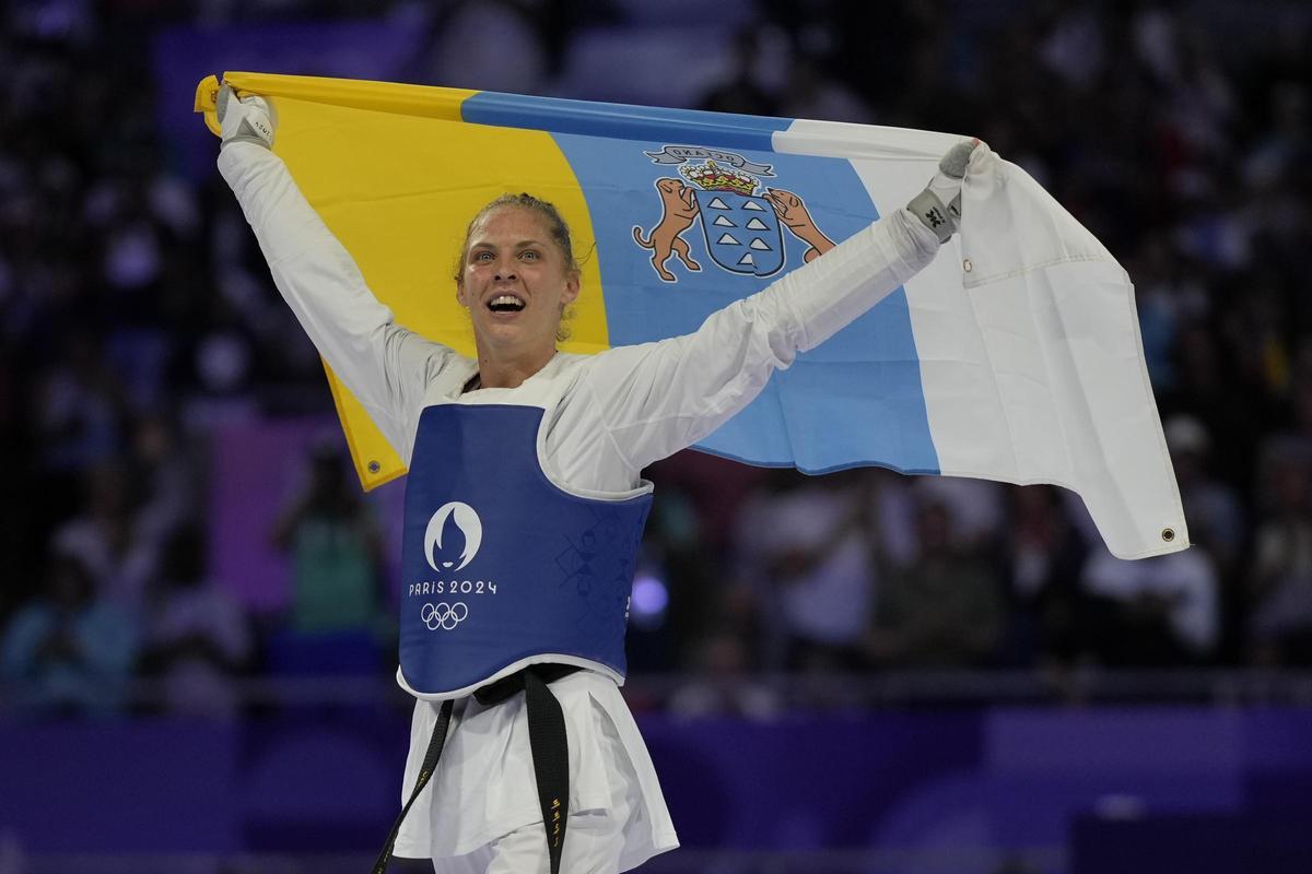 Viviana Marton, con la bandera de Canarias.