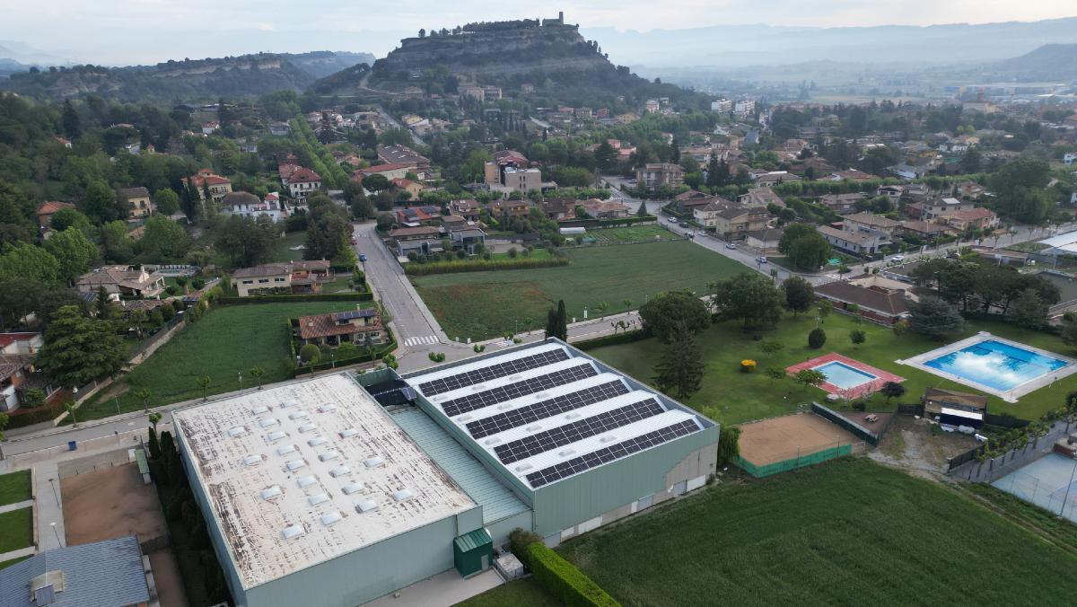 Instalación de 236 placas fotovoltaicas en el tejado del Pabellón Municipal de Deportes de Tona.
