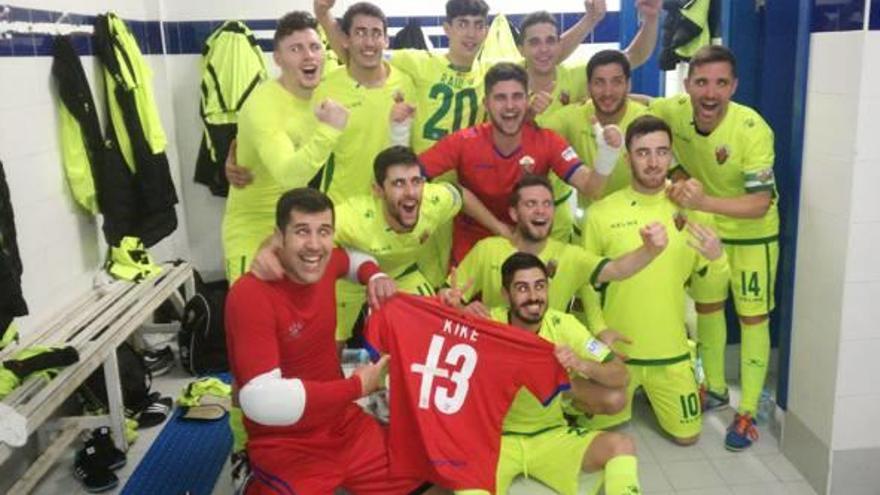 Los jugadores del Elche, ayer, celebrando la victoria en el vestuario del Pabellón Muncipal de Noia.