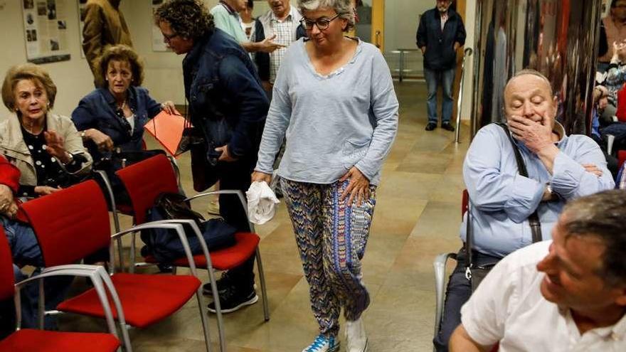 Ana González, ayer, entrando en el salón de actos de la Casa del Pueblo.