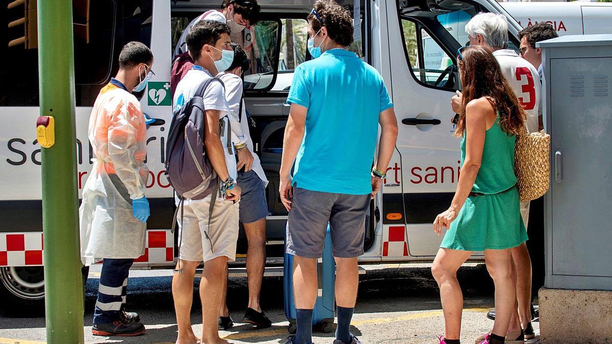 Un grup de joves esperen per ser traslladats a fer quarantena a un hotel de Mallorca | EFE