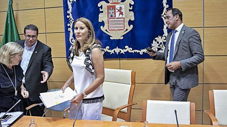 Lola García tras ser proclamada presidenta del Cabildo de Fuerteventura el pasado viernes. Detrás, Blas Acosta.