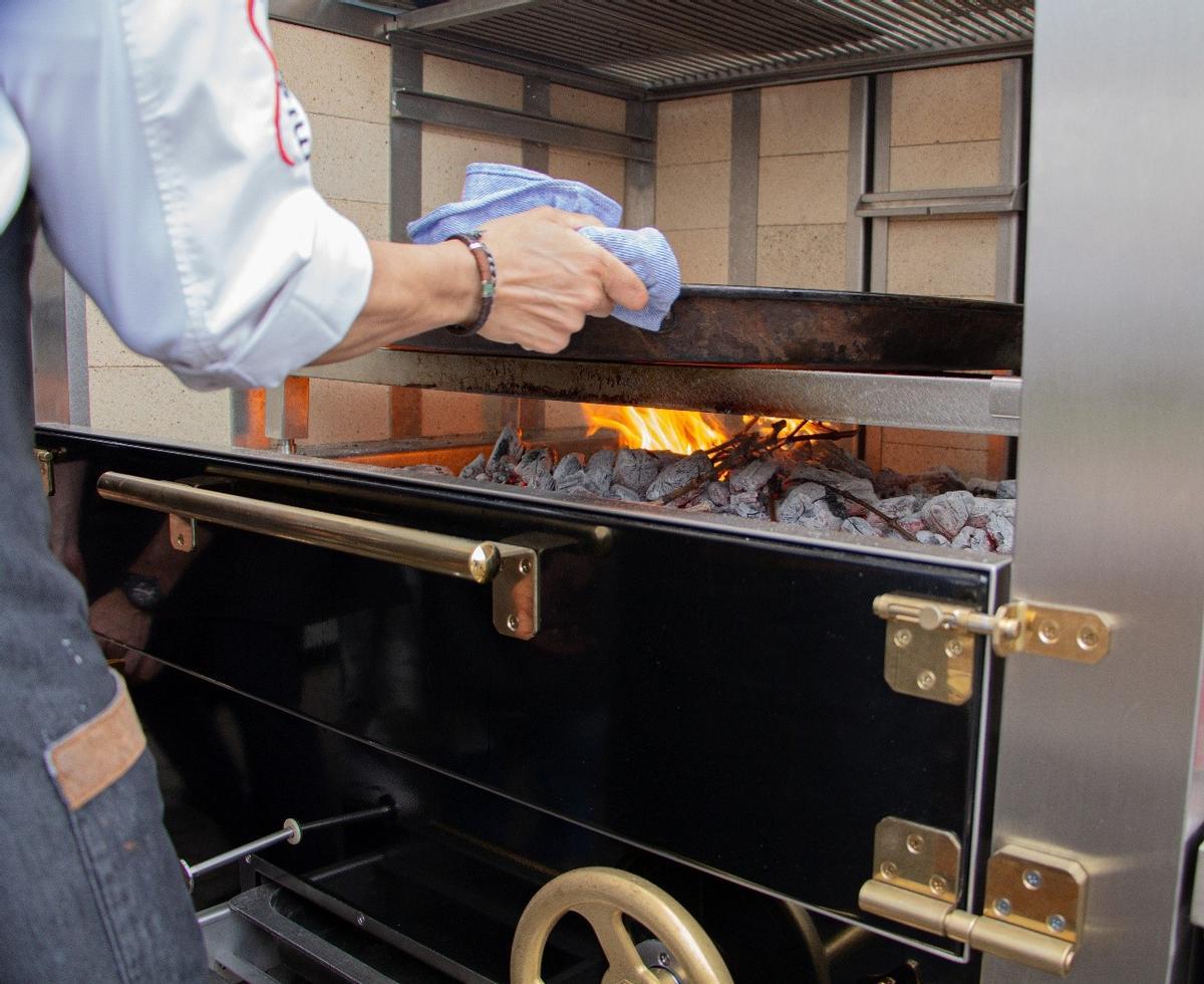 El paellero es una obra de ingeniería gastronómica del fuego