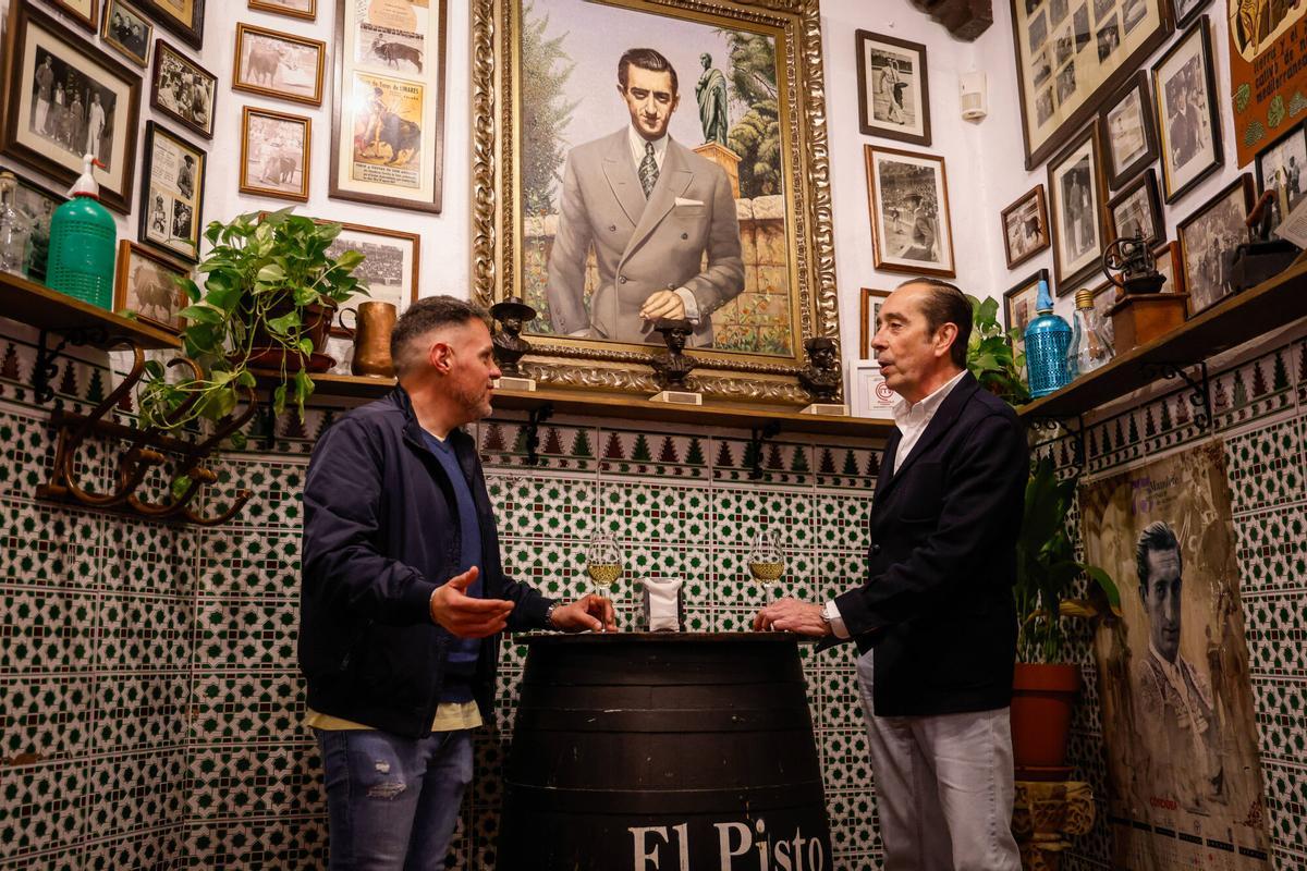 Manuel Merlo (Santa Beata) y Rafael López (El Pisto) conversan en la clásica taberna.