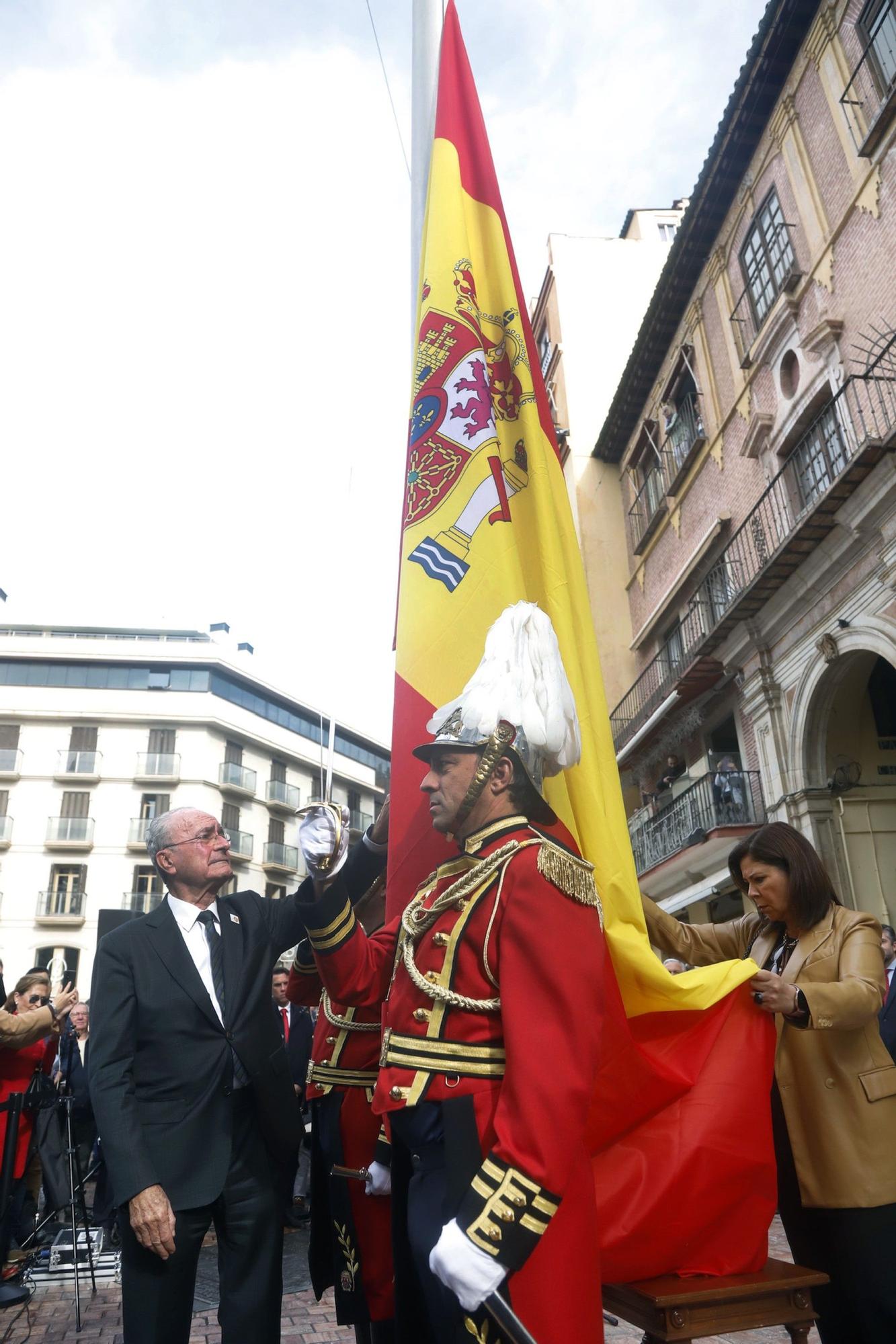 Málaga celebra el 44 aniversario de la Carta Magna con el izado de la bandera en la plaza de la Constitución