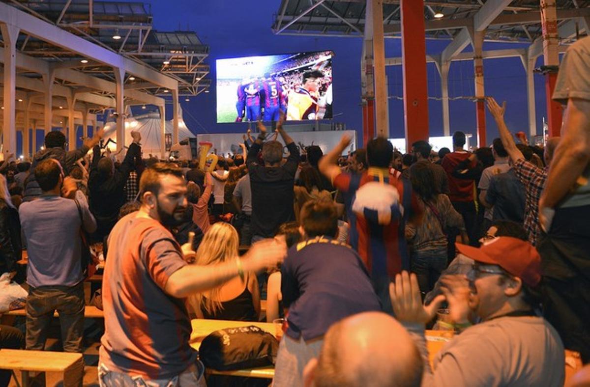 El público celebra el primer gol de Messi, en el recinto del Primavera Sound.