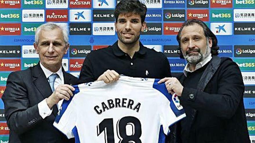 El nou jugador de l&#039;Espanyol entre García Pont i Rufete.