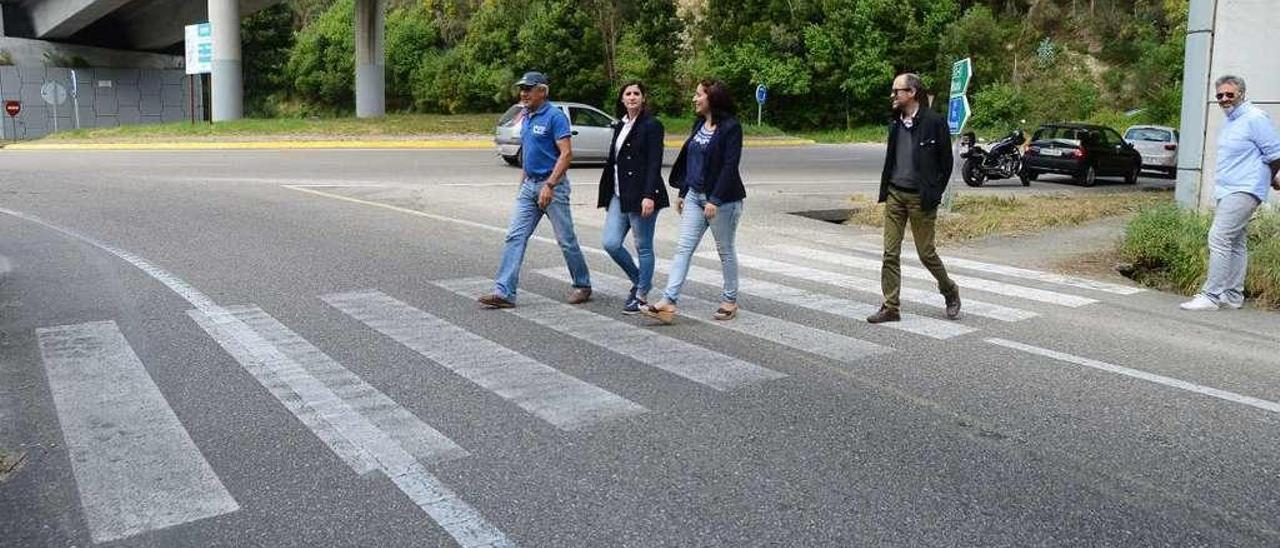 Representantes vecinales y del Concello en la rotonda del Corredor en San Martiño. // G. Núñez