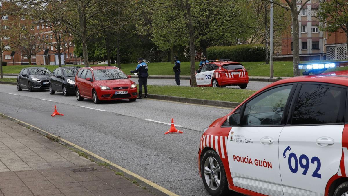 Control de la Policia local de Gijón en la entrada y la salida de la ciudad por la avenida de el Llano