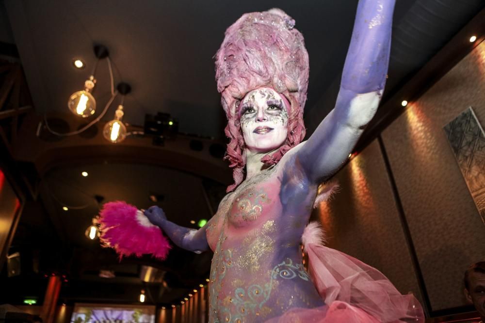 Desfile de modelos con su cuerpo pintado