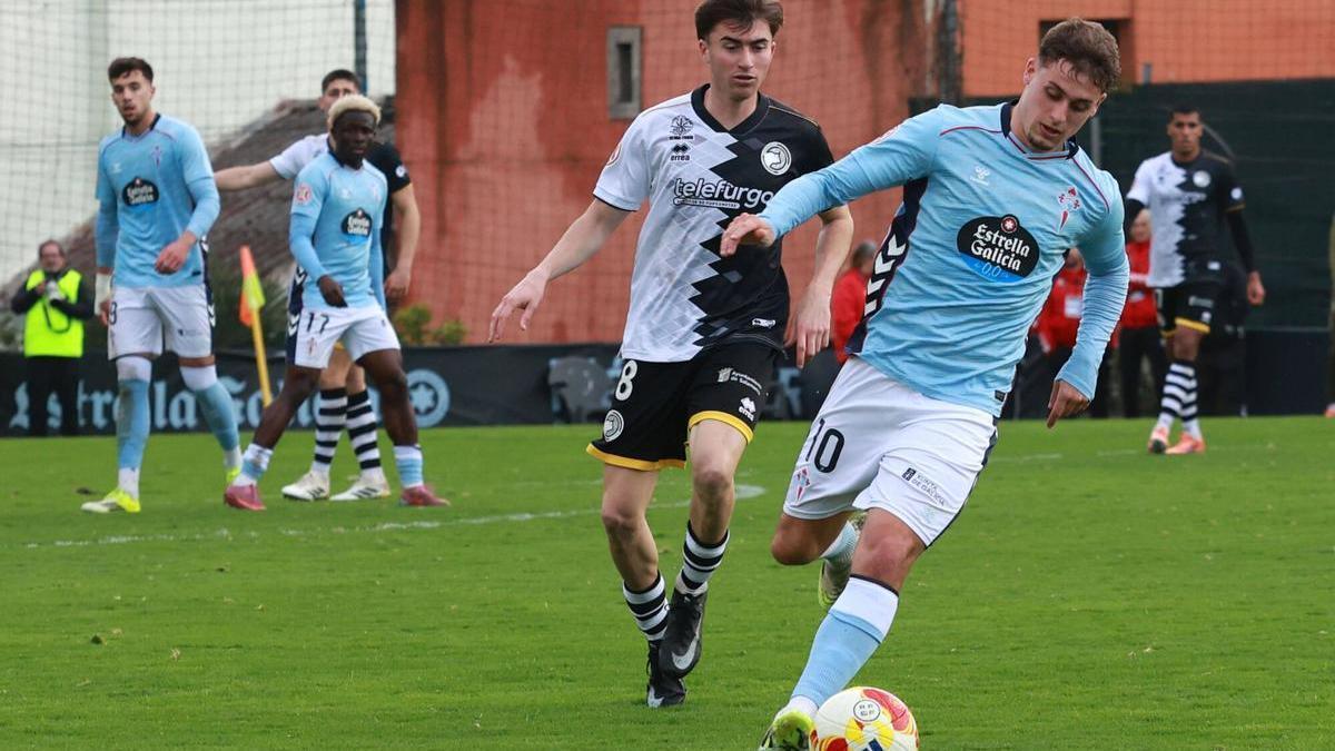 Partido de fútbol entre el Celta Fortuna y el Unionistas disputado en el campo de Barreiro. Dela, autor del segundo gol, en un momento del partido. Fútbol. Primera RFEF. Temporada 2025 2026