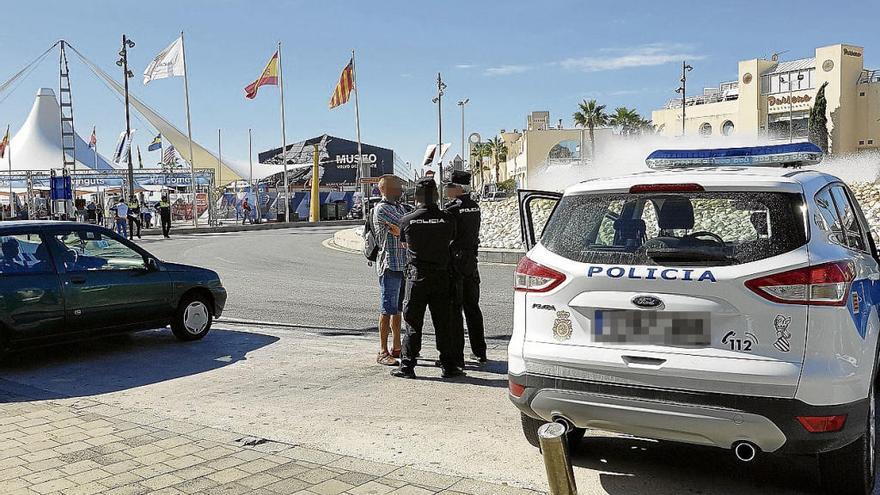 Un vehículo de la Policía Autonómica la semana pasada de servicio junto a la Zona Volvo.