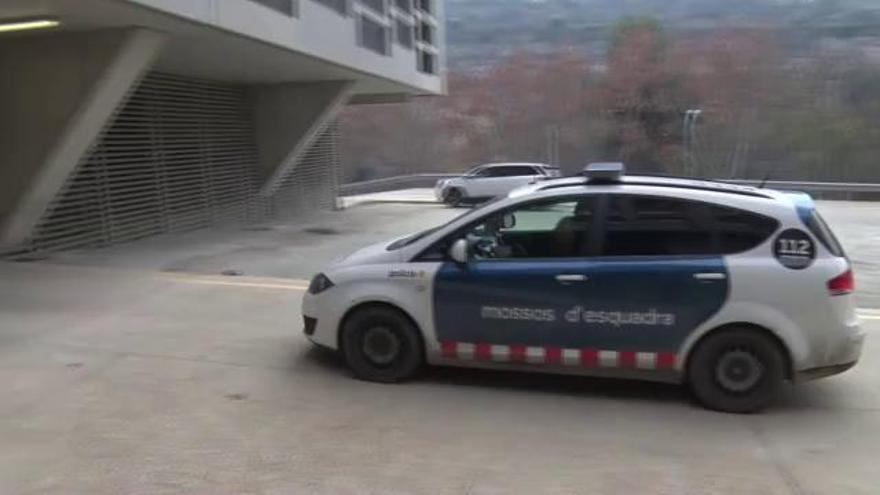 Els Mossos d'Esquadra accedint als Jutjats de Manresa amb el detingut