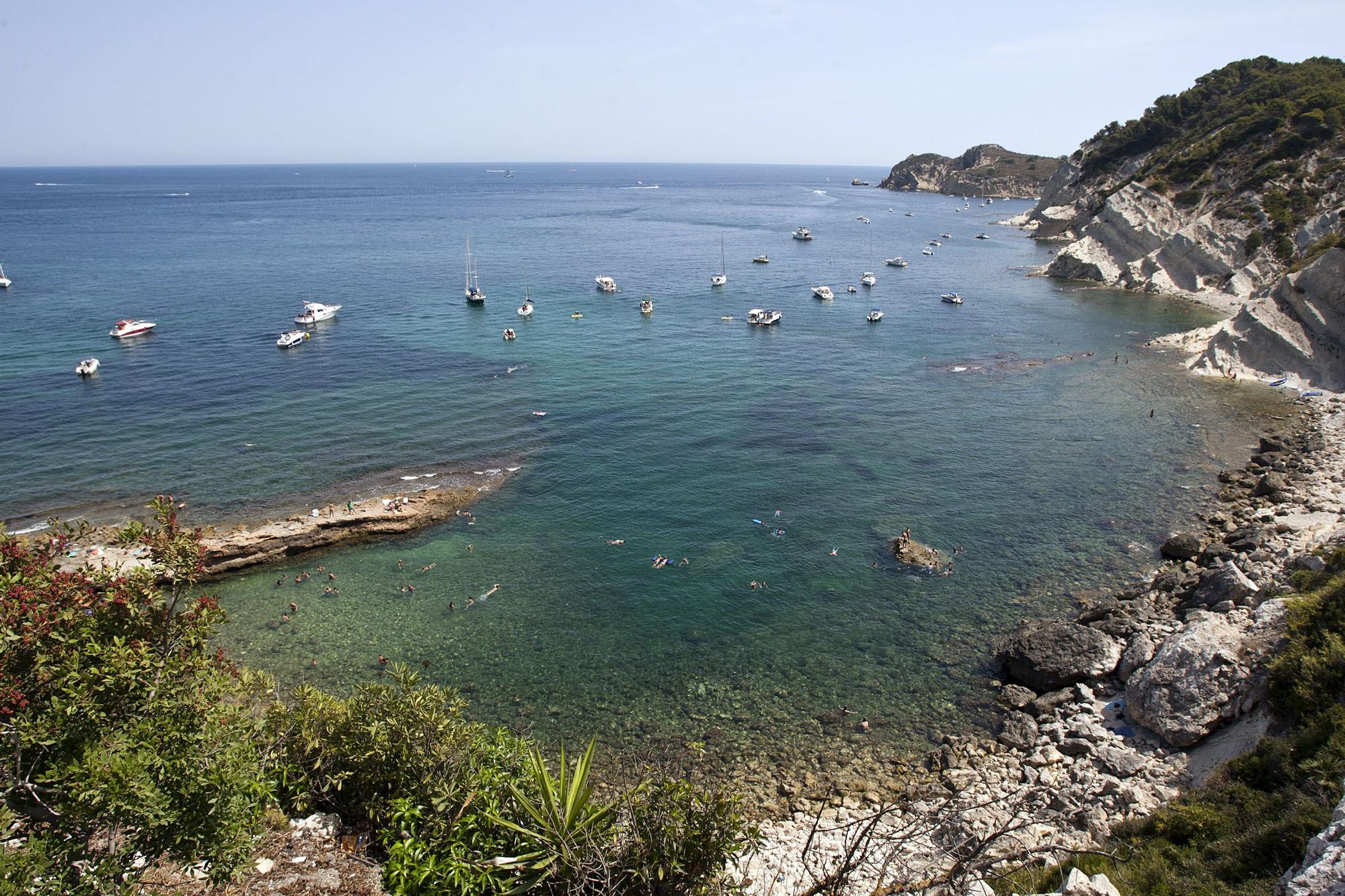 La Caleta, como también se conoce a la Cala Blanca, está compuesta por dos calitas contiguas de fácil acceso está situada al final de la Playa del Segon Muntanyar y debe su nombre al color blanquecino de las rocas de los acantilados adyacentes.