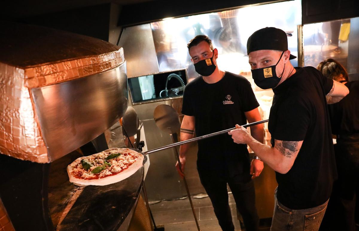 Emiliano Masci y Rubén Mazzoni, en plena faena, en Gijón.