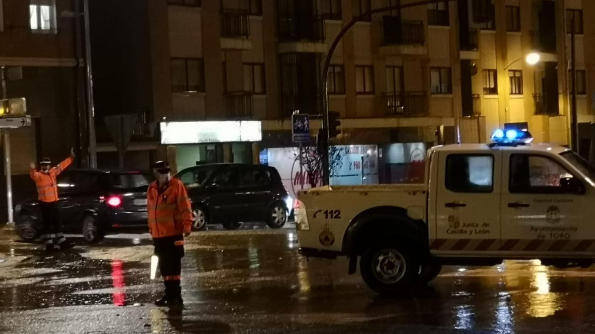 Voluntarios de Protección Civil regulan el tráfico junto a la rotonda de Corredera