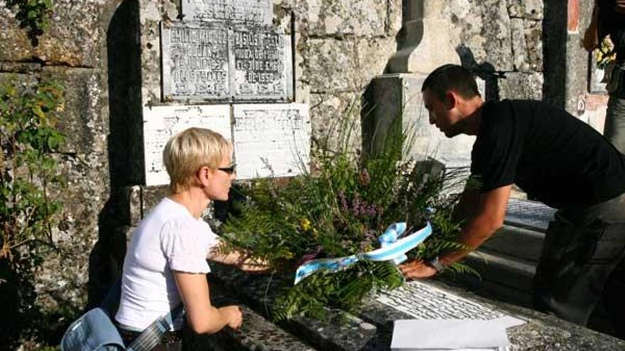 Ofrenda floral sobre a tumba de Celso Emilio Ferreiro ubicada no cemiterio de San Breixo, en Celanova.  // Jesús Regal