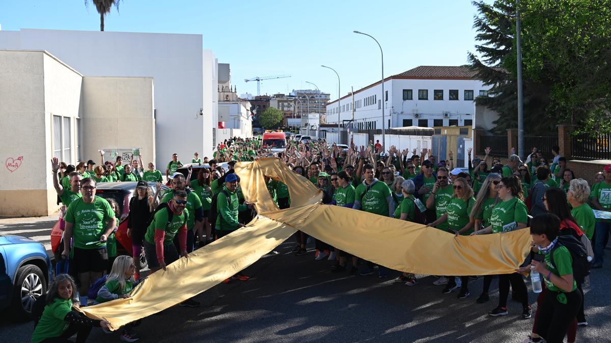 Un gran lazo amarillo encabezó la caminata.