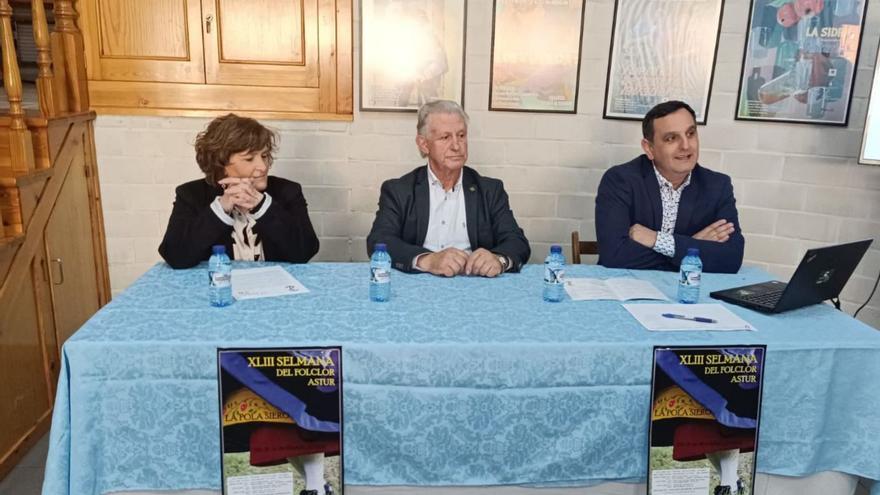 Carmen Quirós, de la junta directiva de El Ventolín, Joaquín Ruiz, presidente, e Isaac Vallina, también del colectivo, ayer, durante la presentación. | L. R.