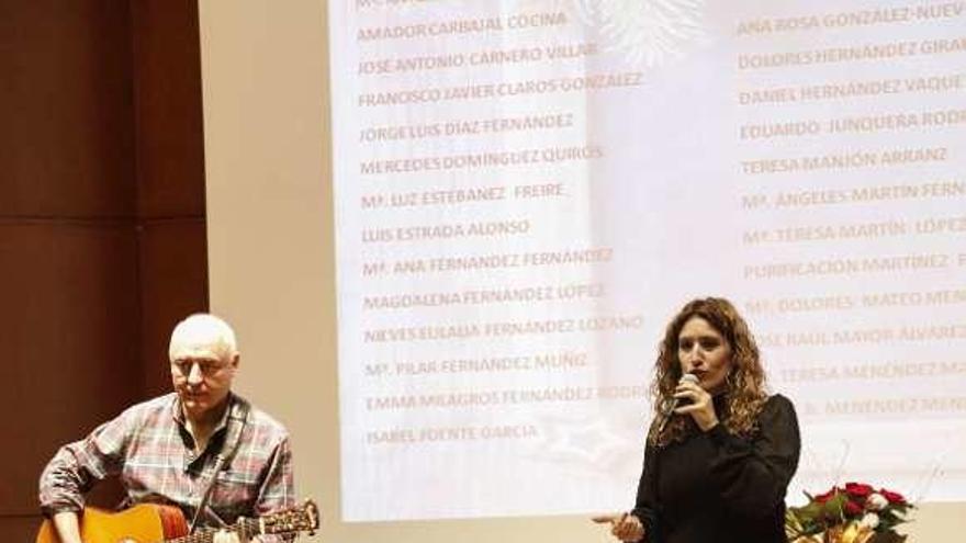 Julio Gilsanz, a la guitarra, y Anabel Santiago, durante su actuación.