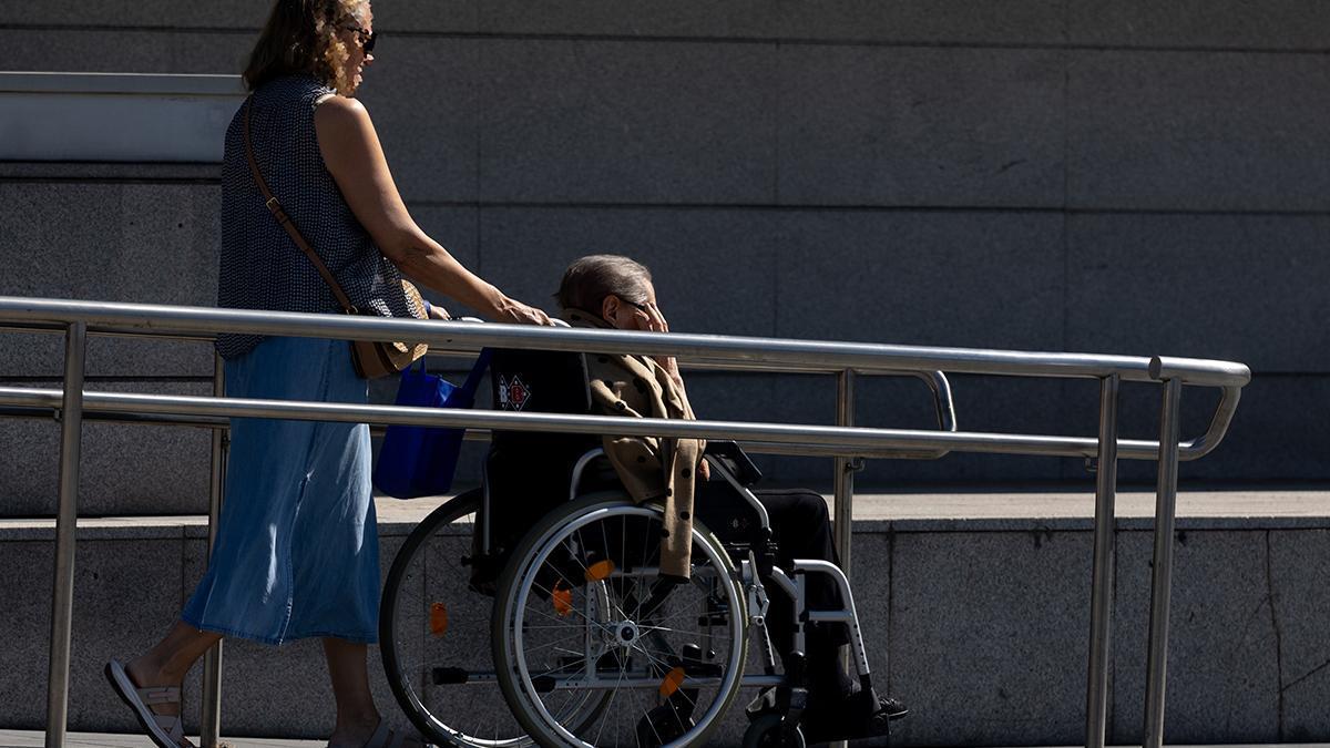 La mujer necesita la silla de ruedas para desplazarse (imagen de archivo)