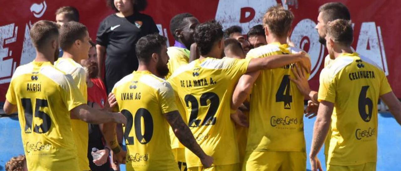 Los jugadores del Formentera celebran el gol de Ekiza. | SDF/JOSERAGONFID