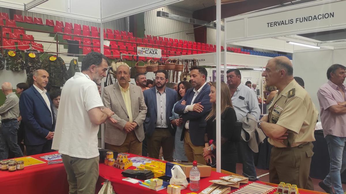 Las autoridades recorren los puestos montados en la feria durante su primera jornada.