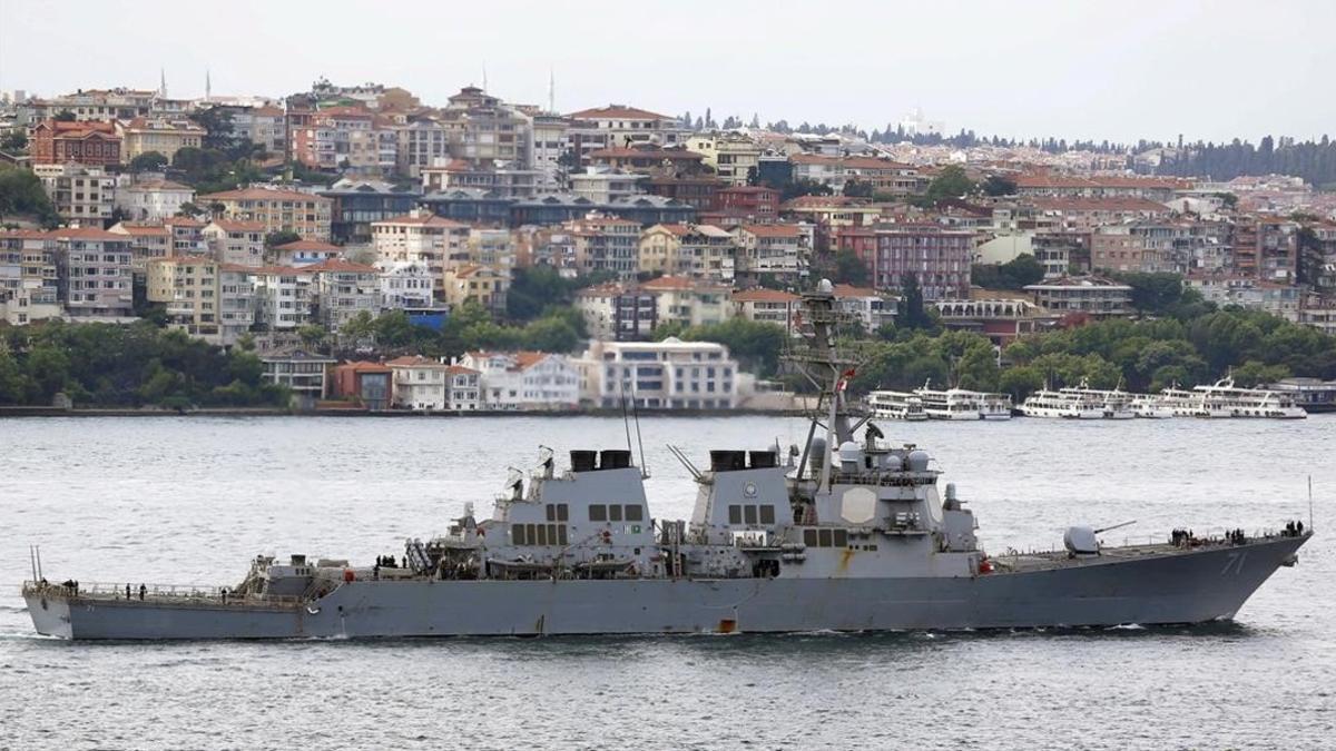 El destructor 'USS Ross' navega por el Bósforo tras finalizar una misión en Estambul, en junio del 2015.