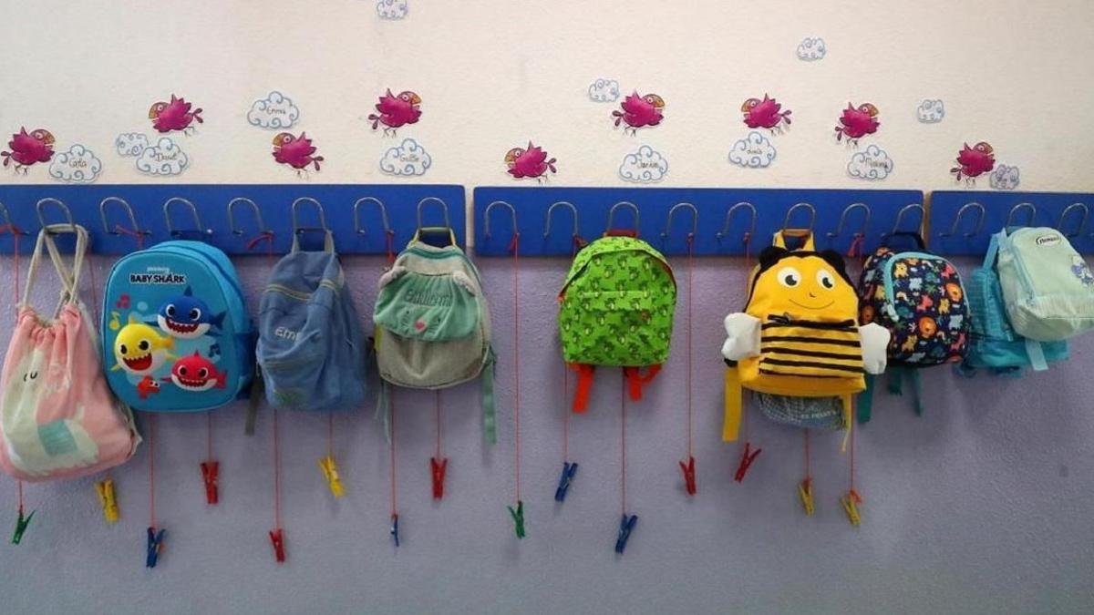 Motxiles de xiquets al seu centre escolar.