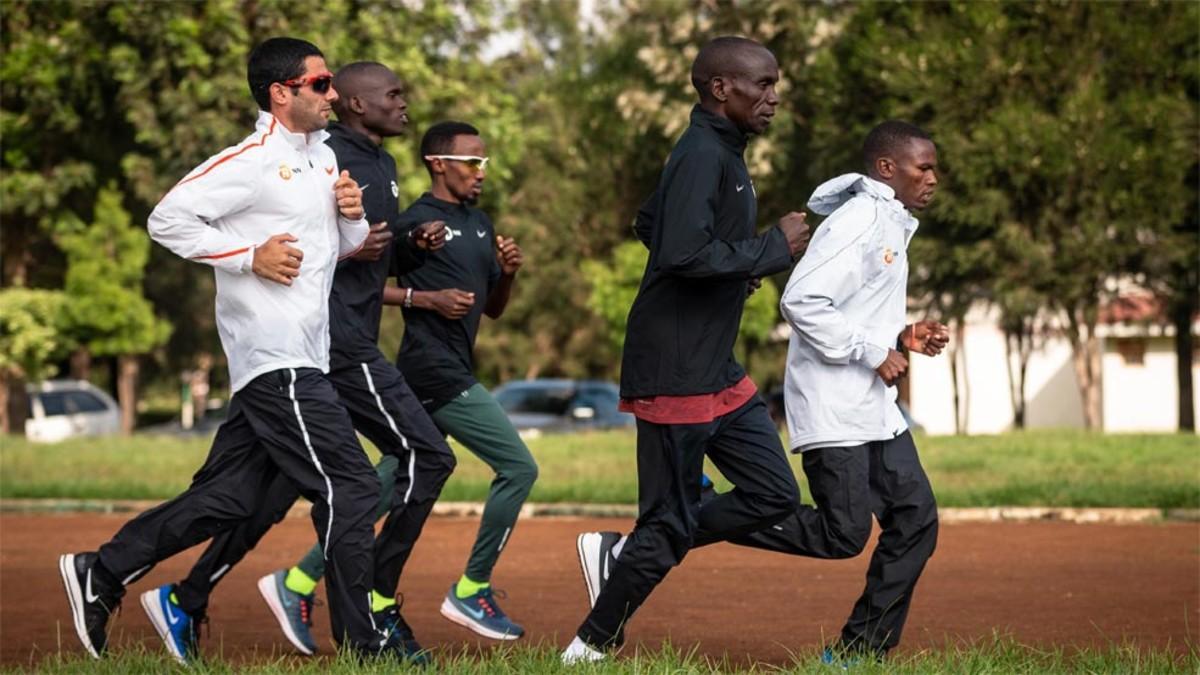 Marc Roig (primero por la izquierda) entrenando junto con Kipchoge (segundo por la derecha) en Kenia