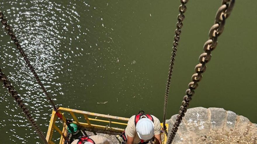 La limpieza que devuelve esplendor al Puente Romano y a la A