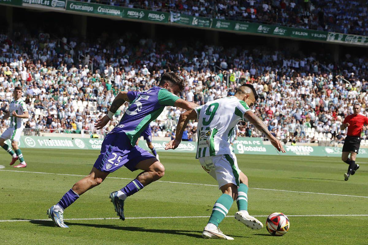 De Ena Wolf, al fondo a la derecha de la imagen, durante el Córdoba CF-Málaga de la 23-24.