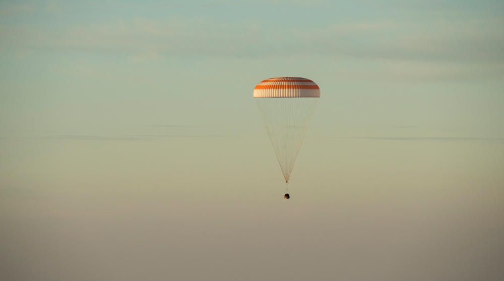 El módulo de descenso de la nave rusa Soyuz TMA-20M, con tres tripulantes a bordo, aterrizó hoy con éxito en las estepas de Kazajistán, informó el Centro de Control de Vuelos Espaciales de Rusia.