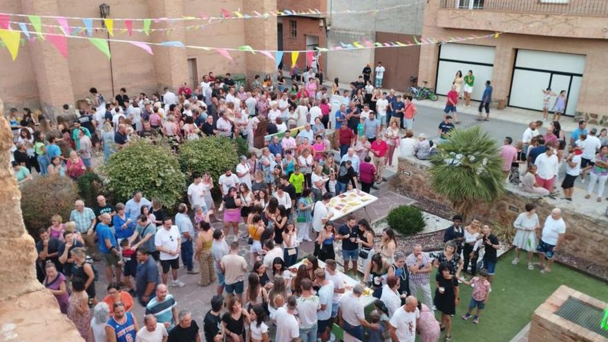 Gran ambiente y actuaciones musicales en el día de la inauguración. | SERVICIO ESPECIAL