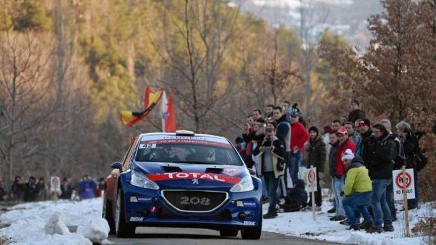 José A. Suárez, a los mandos de su 208 T16 R5 durante uno de los tramos de Montecarlo.