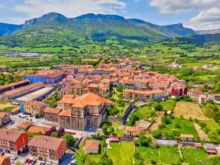 El pueblo conocido como "la catedral de la Gilda" guarda la mayor plaza medieval del País Vasco