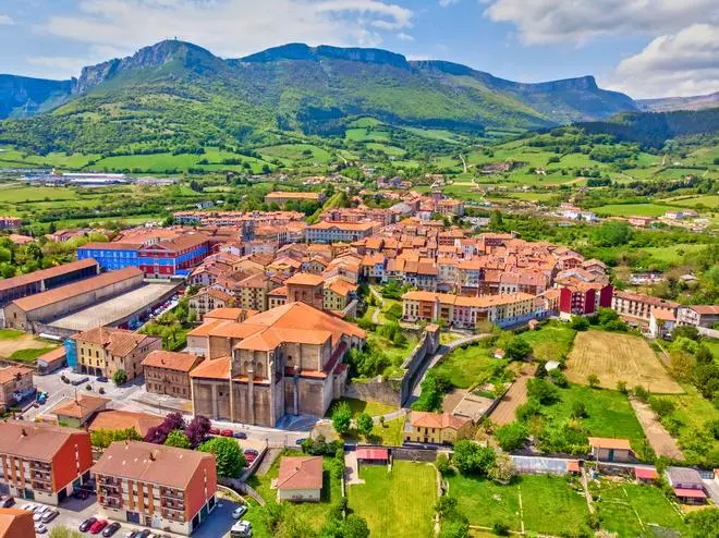 El pueblo conocido como "la catedral de la Gilda" guarda la mayor plaza medieval del País Vasco