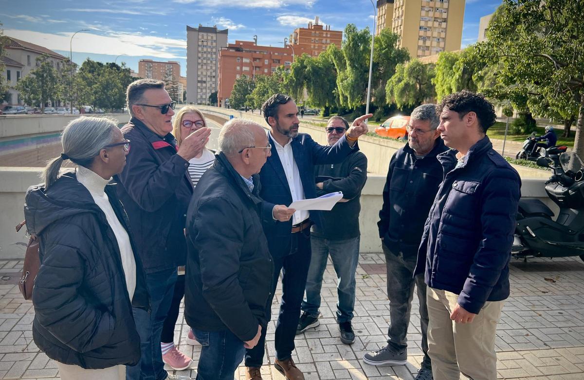 El portavoz municipal socialista, Daniel Pérez, y el concejal del PSOE Pablo Orellana, entre otros.