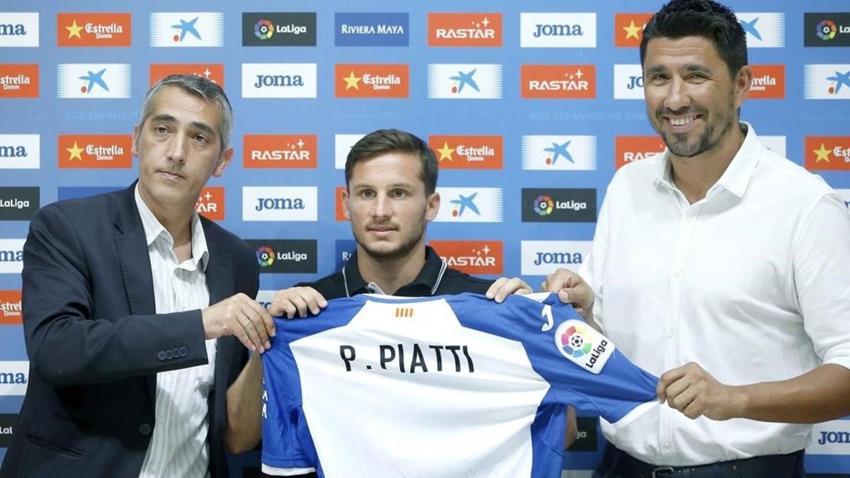 Pablo Piatti, entre Ramon Robert y Ángel Gómez, en su presentación con el Espanyol.