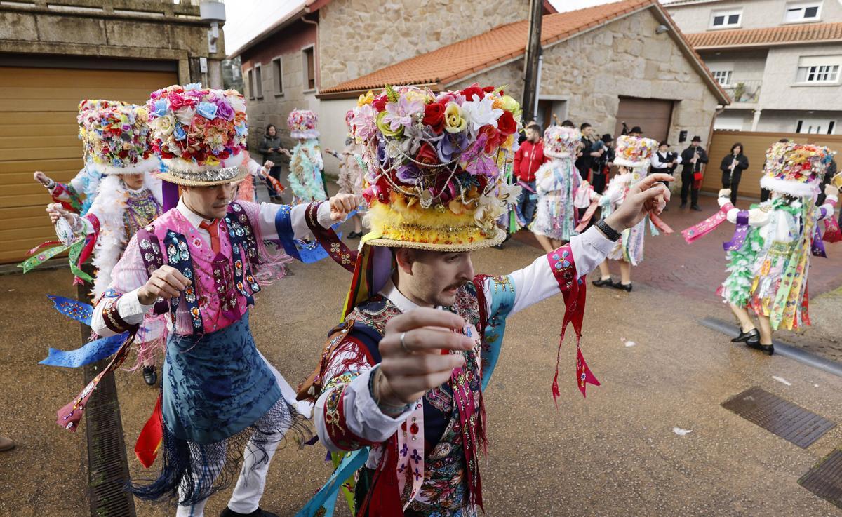 Pasacalles en Bértola de las Madamas y Galanes en el Entroido de Cobres