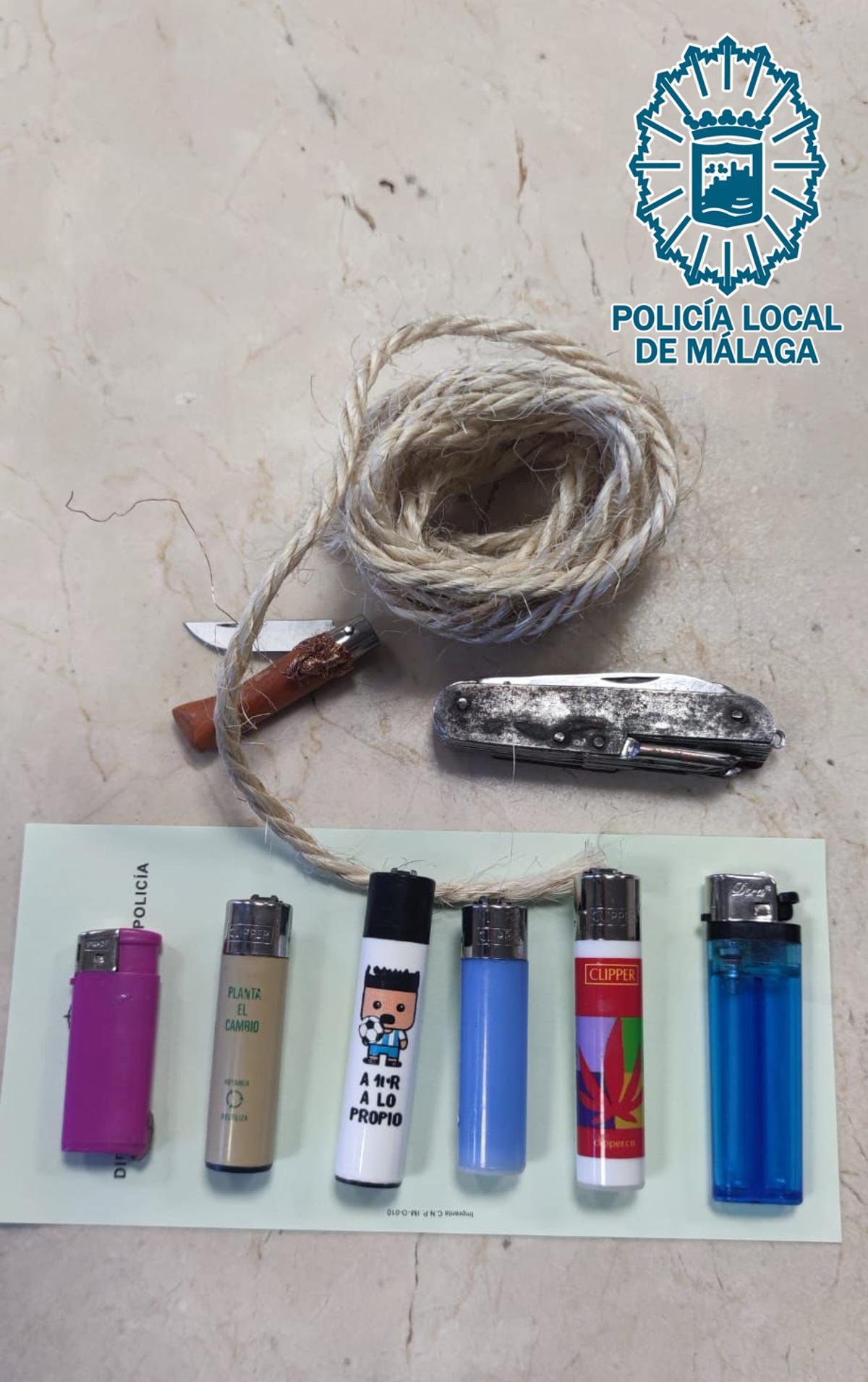 Encendedores, cuerda y navajas intervenidas al sospechoso.