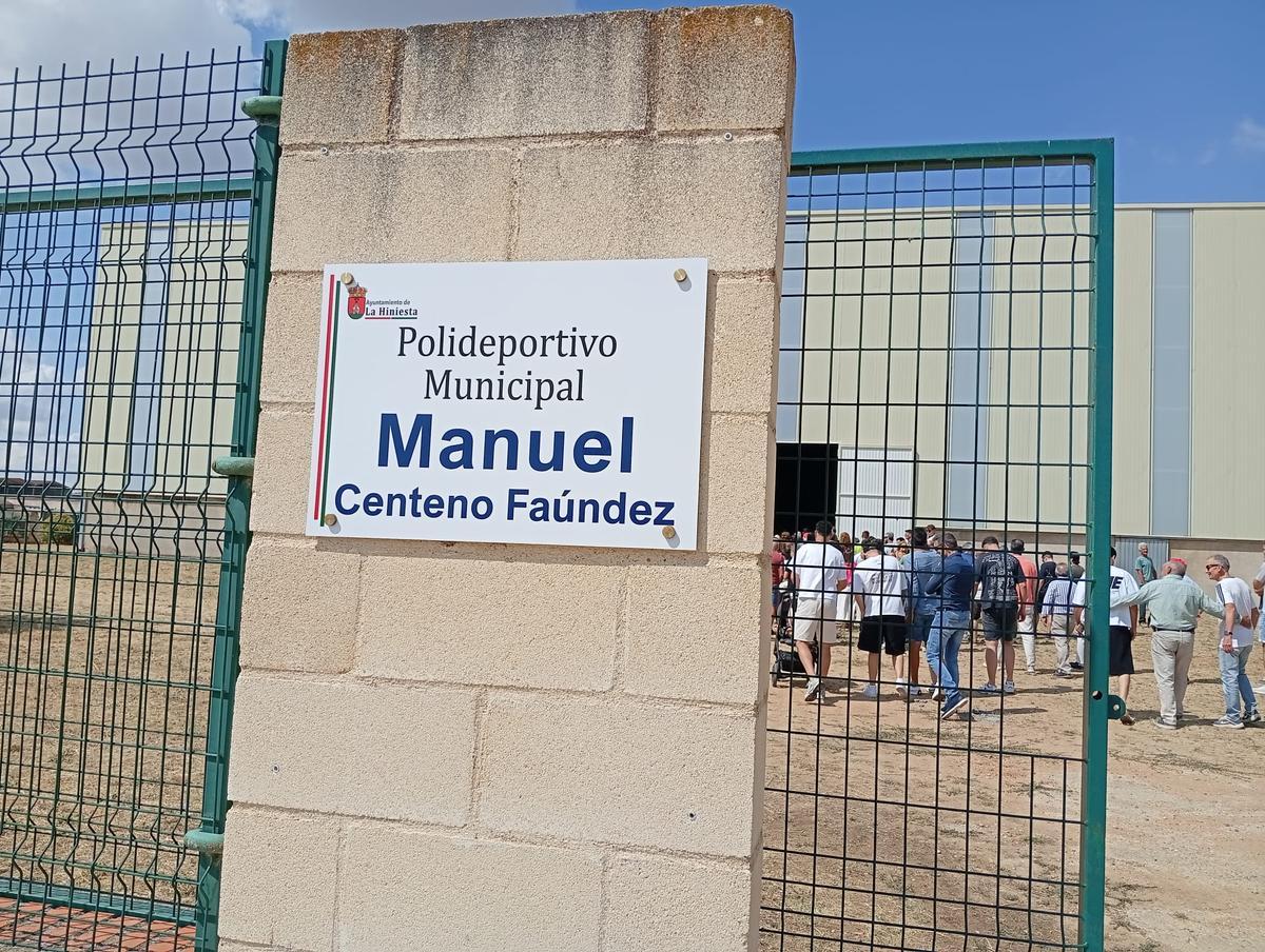 El polideportivo municipal de La Hiniesta, rebautizado en homenaje al joven Manuel Centeno Faúndez.