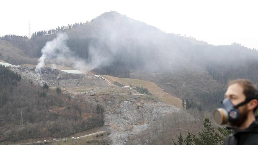 Imagen de archivo de un incendio en el vertedero de Zaldibar.