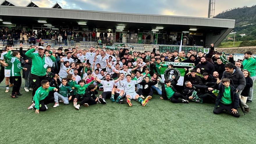 El Hispano durante la celebración del ascenso.