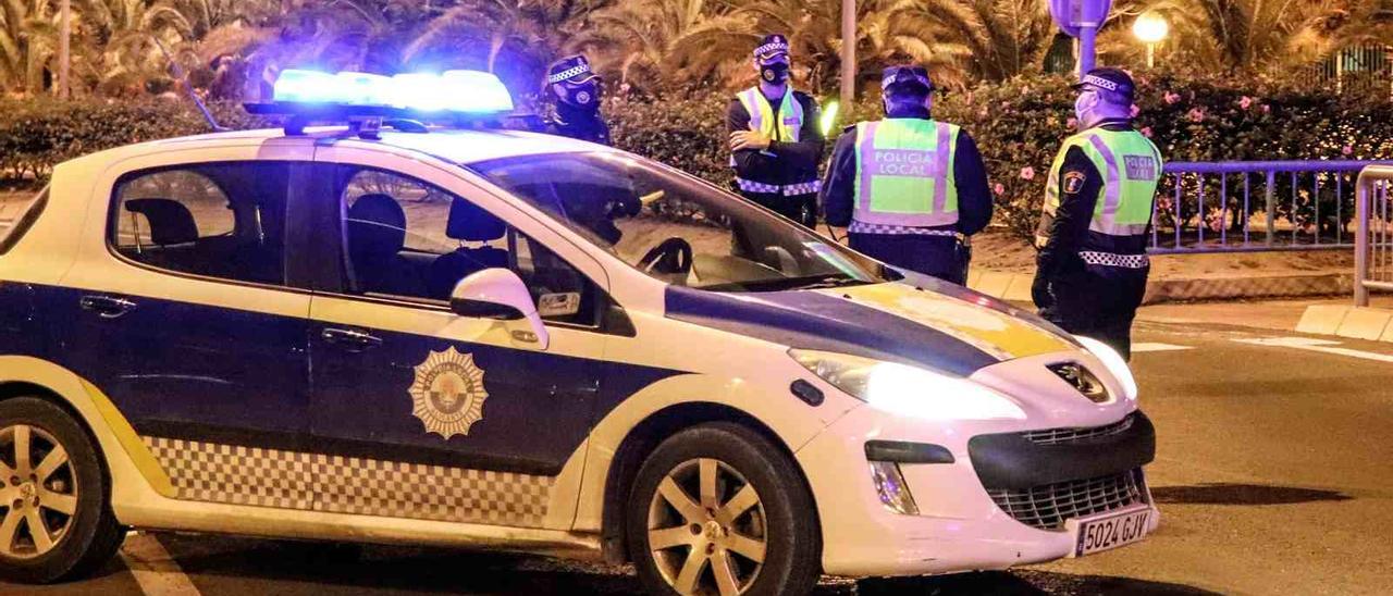 Imagen de archivo de la Policía Local de servicio en Alicante.