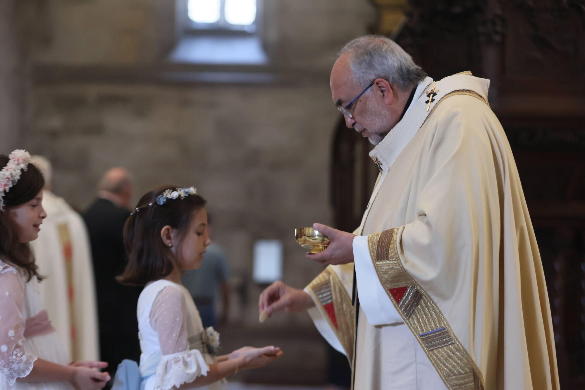 Así fue la misa del Corpus Christi en la catedral de Oviedo.