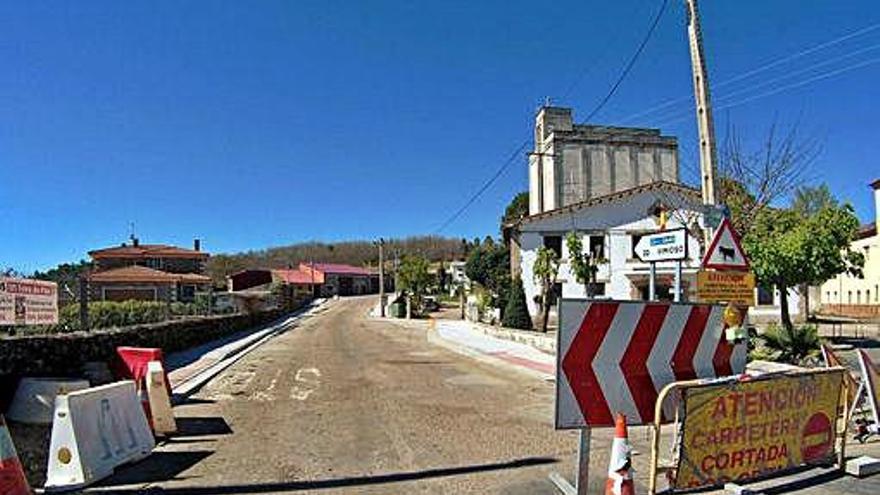 Indicadores del corte de carretera colocados en Alcañices.